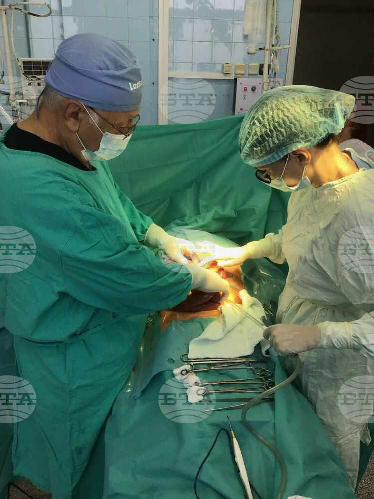 Хирурзи от Общинската болница в Горна Оряховица извадиха четирисантиметров камък от тънкото черво на 67-годишен пациент