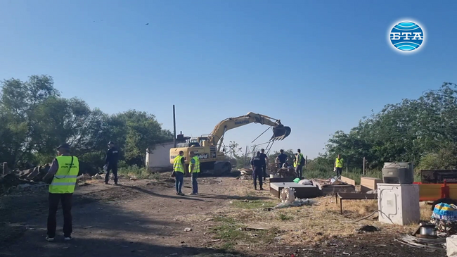 Рано тази сутрин започна премахването на близо 40 незаконни постройки в Стара Загора