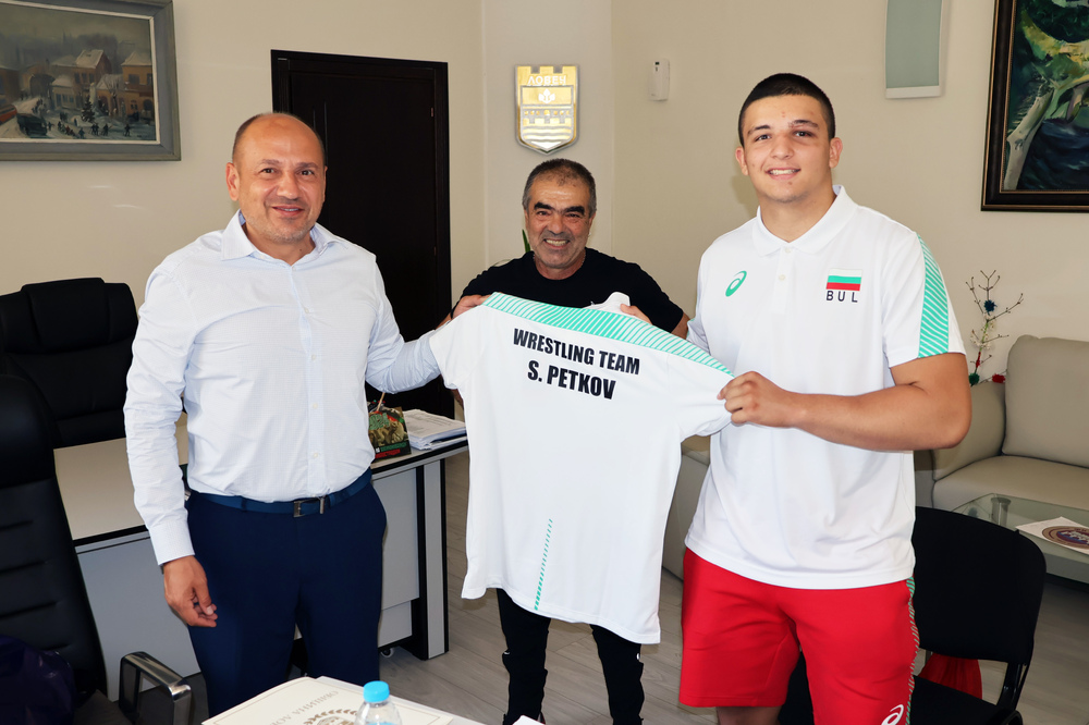 Община Ловеч: Кметът награди бронзовия медалист от европейското първенство по борба за кадети Радостин Василев