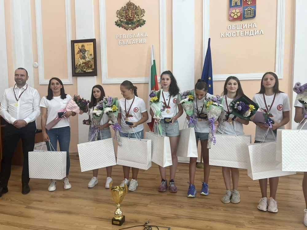 Кметът на Община Кюстендил инж. Огнян Атанасов награди отбора на ПМГ "Проф. Емануил Иванов", който се класира на първо място в България на Ученическите игри във възрастова група 5-7 клас