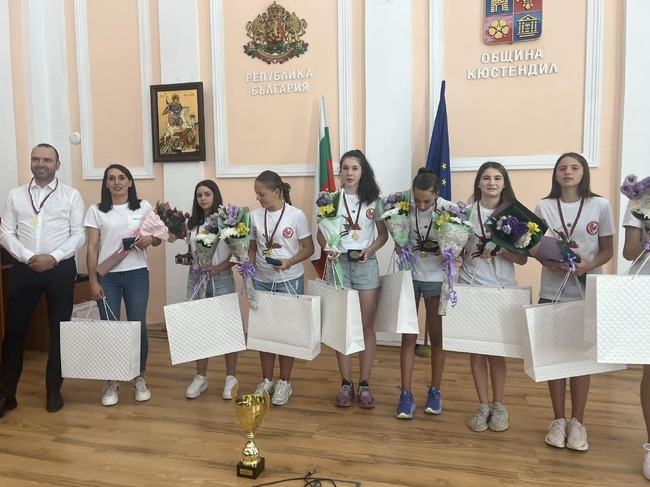  Кметът на Община Кюстендил инж. Огнян Атанасов награди отбора на ПМГ "Проф. Емануил Иванов", който се класира на първо място в България на Ученическите игри във възрастова група 5-7 клас