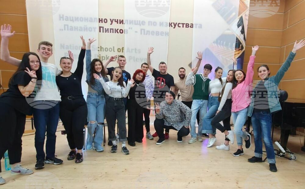 Плевенски деца се качват на сцената с Любо Киров за началото на новото му турне