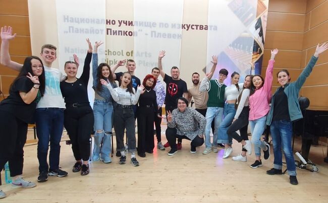 Плевенски деца се качват на сцената с Любо Киров за началото на новото му турне