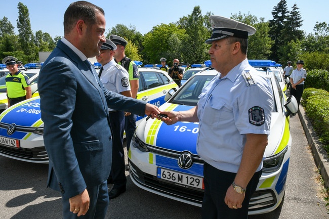 МВР: Министър Калин Стоянов връчи ключовете на нови 50 автомобила на служителите от „Пътна полиция“
