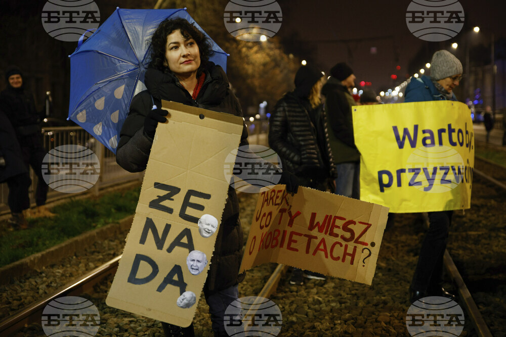 Поляци протестираха пред дома на виден политик, разгневени от представите му за жените
