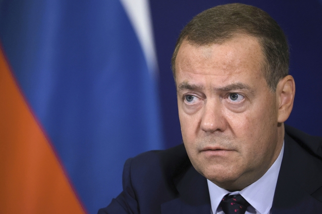 Бившият руски президент Медведев каза, че Москва трябва да се стреми към "заличаването" на Украйна и НАТО
