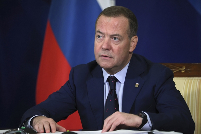 Руските сили трябва да продължат към Одеса, Харков, Киев и по-нататък, заяви бившият президент Медведев