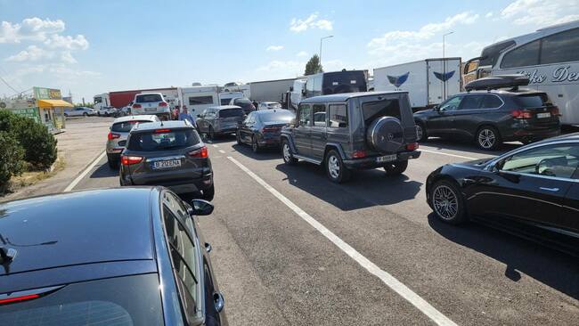 Опашки от превозни средства се образуваха в района на ГКПП "Дунав мост" от румънска страна