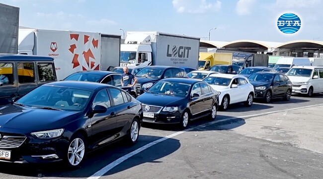 Опашки от превозни средства се образуваха в района на ГКПП "Дунав мост" от румънска страна