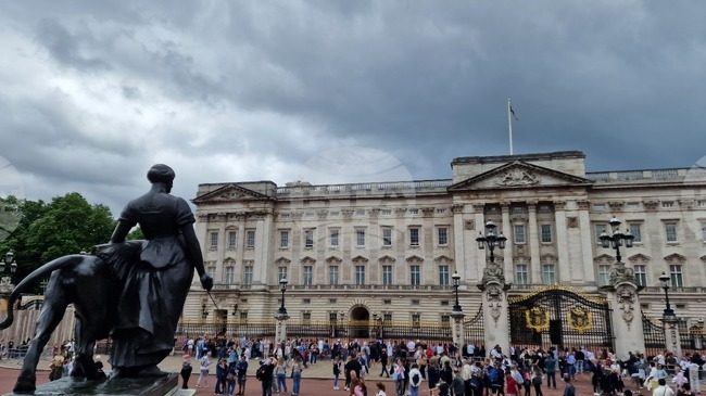 Британската монархия е изправена пред най-тежката си криза от 90 години насам заради връзките на бившия принц Андрю с Епстийн