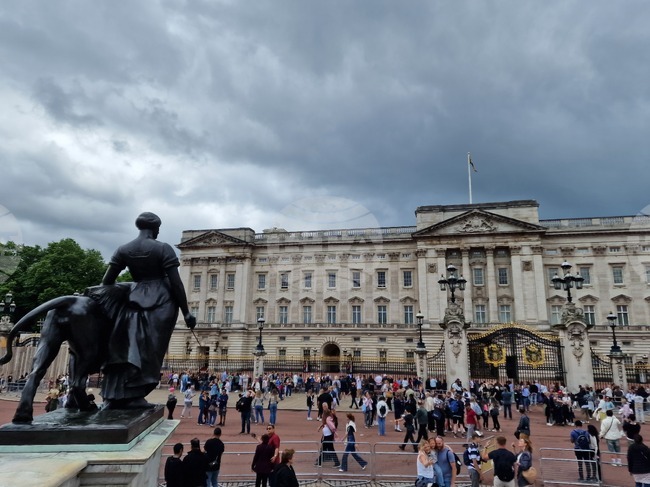 Британската монархия е изправена пред най-тежката си криза от 90 години насам заради връзките на бившия принц Андрю с Епстийн