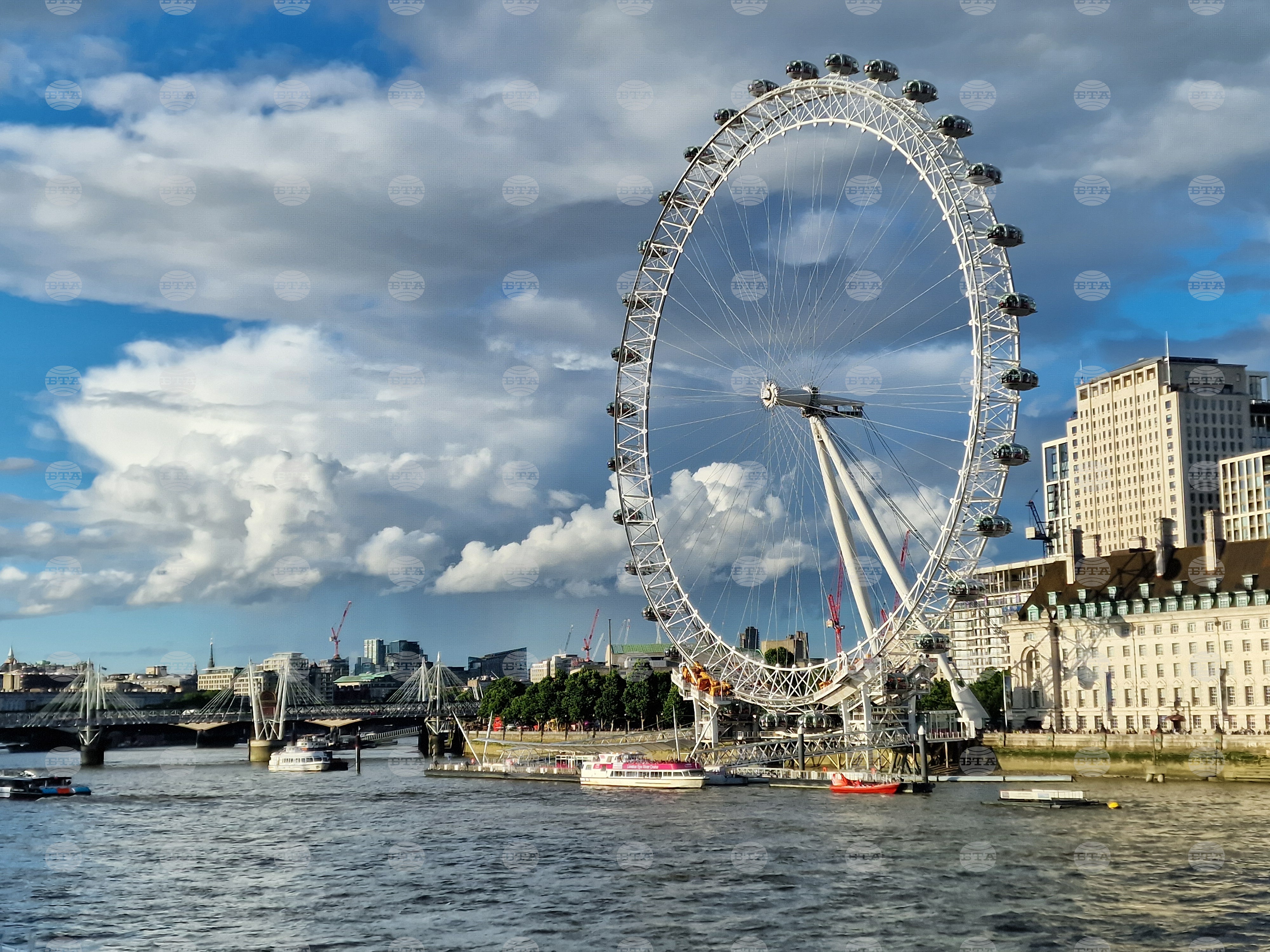 Двама британски затворници се издирват, след като бяха освободени по погрешка от затвор в Лондон
