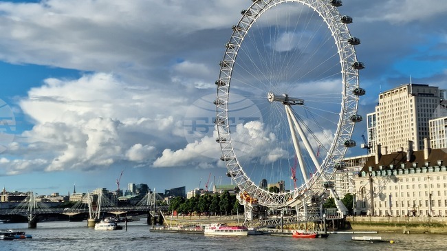 Двама британски затворници се издирват, след като бяха освободени по погрешка от затвор в Лондон
