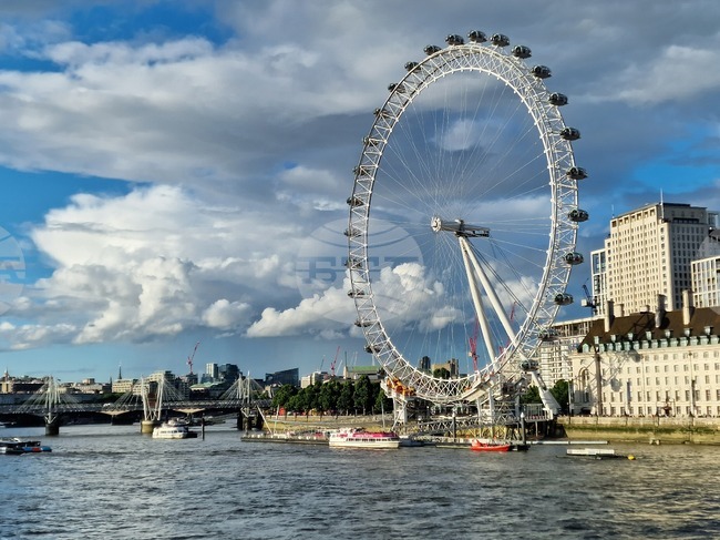 Двама британски затворници се издирват, след като бяха освободени по погрешка от затвор в Лондон