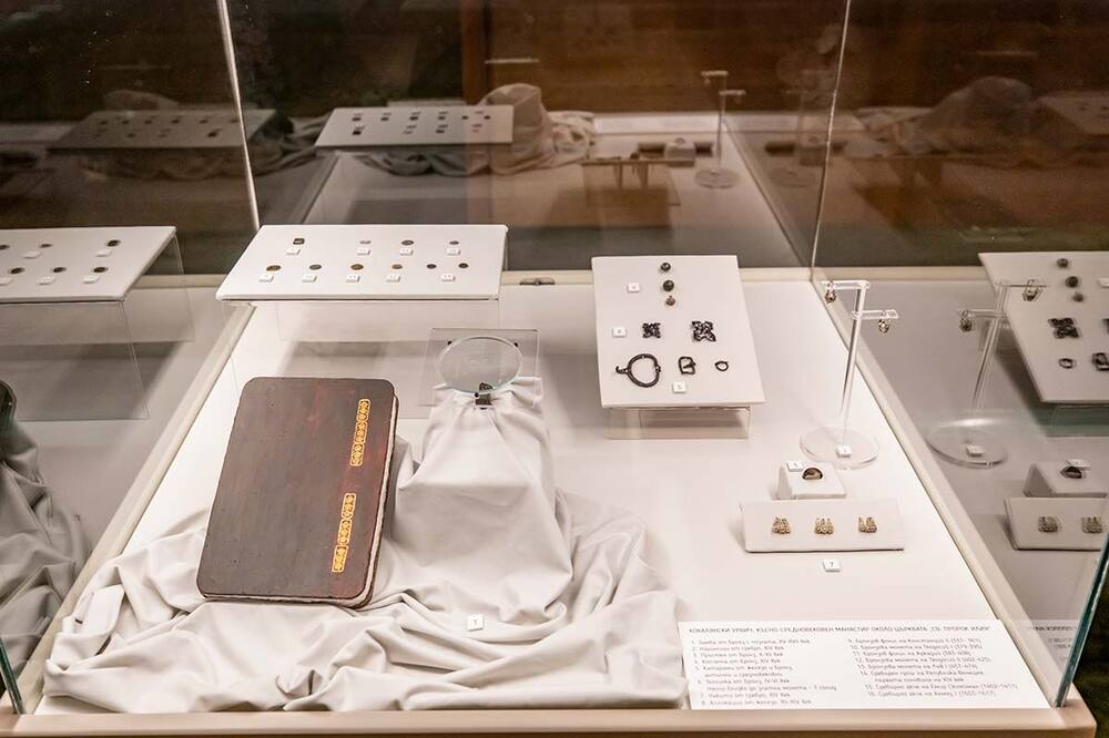 Национален исторически музей: Със семинар „Средновековно крепостно строителство – ландшафти и архитектурни похвати“ завърши втората година от археологическите разкопки в цитаделата на Кокалянски Урвич 