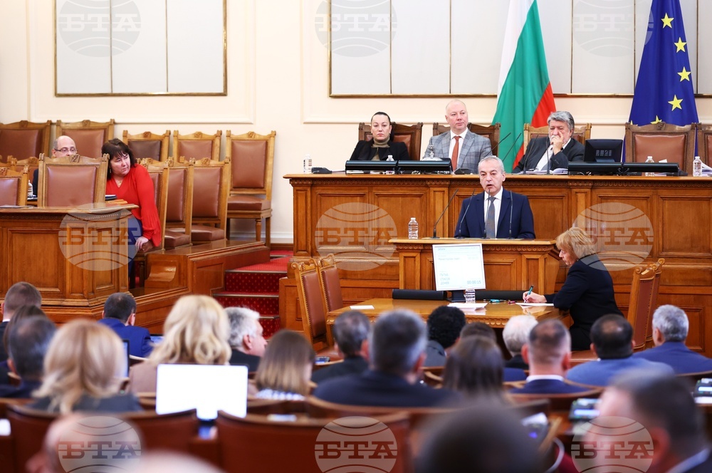 Служебният премиер Гълъб Донев и депутати от „БСП за България“ влязоха в спор заради продажба на държавен имот