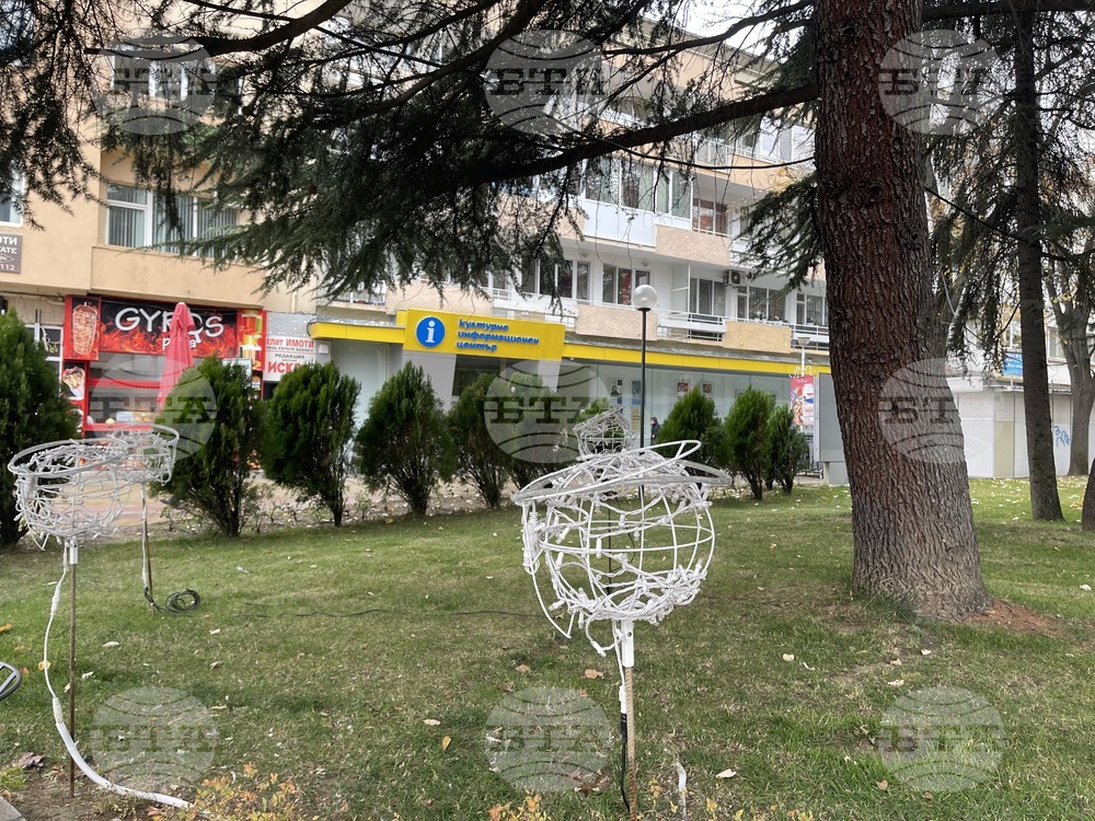 Започна подготовката за предстоящите коледни и новогодишни празници в Казанлък