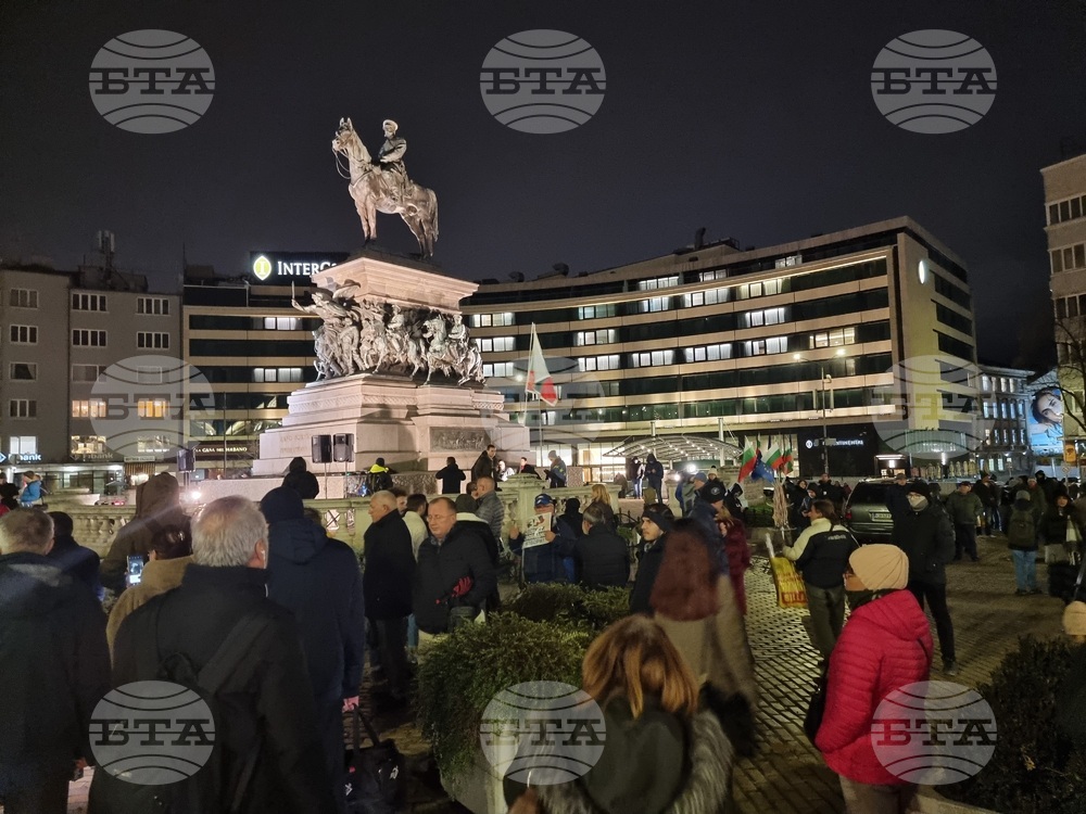 Граждани протестират пред Народното събрание срещу връщането на хартиената бюлетина
