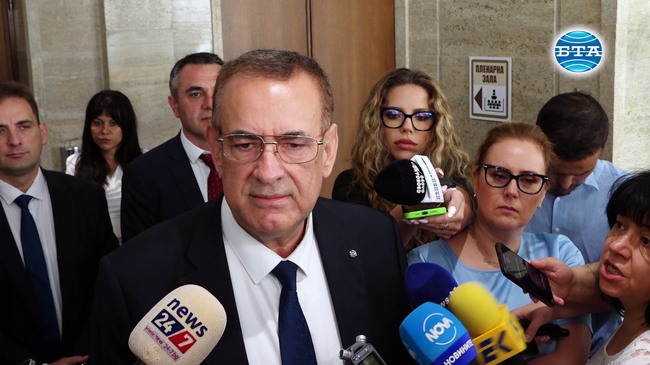 Колективните органи на ДПС ще заседават с участието на почетния ни председател и ще решат за оставката на Делян Пеевски, каза Джевдет Чакъров