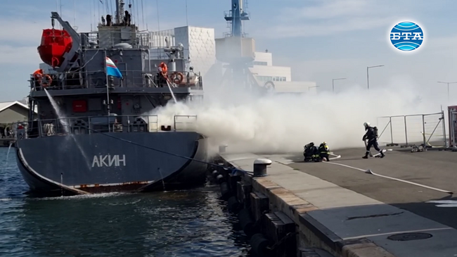 Търговски кораб „горя“ на пристанището в Бургас в рамките на учението „Бриз 2024“