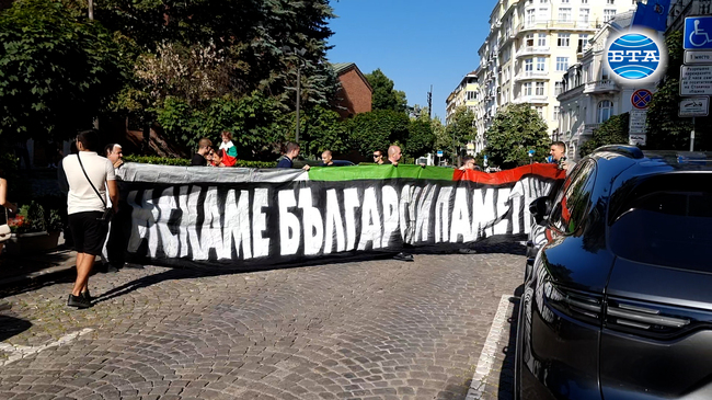 Протестиращи се събраха пред СОС с искане кметът Терзиев да оттегли решението си за спиране на проекта за Мемориала от Софийската желязна дивизия