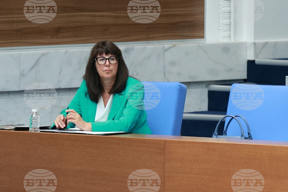 Парламент - заседание - Галя Кондева