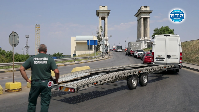 От една до четири минути изчакват леките и товарните автомобили на Дунав мост при Русе