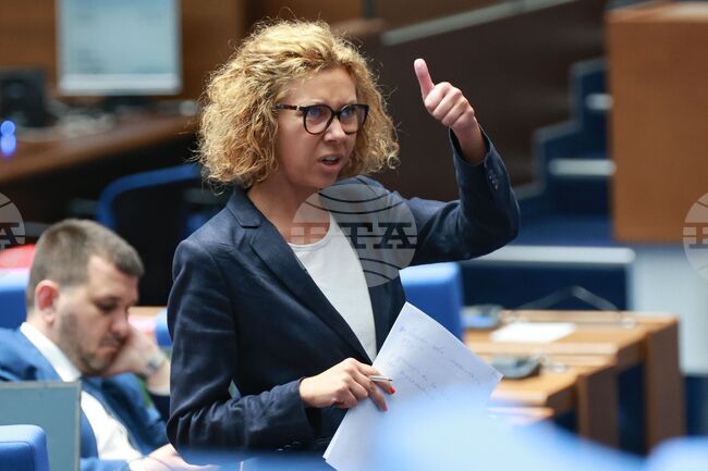 Ще внесем искане за изслушване на премиера и министъра на външните работи за позицията ни за Украйна, каза Кристина Петкова от ПП-ДБ