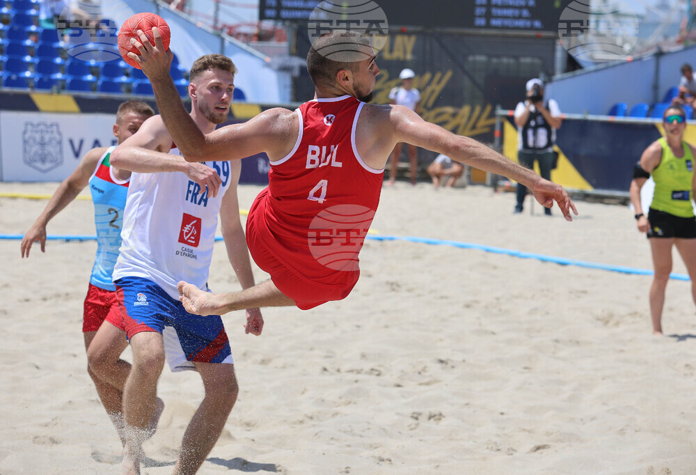 Националните отбори на България ще играят за разпределението на местата от 13-о до 16-о на Европейското първенство по плажен хандбал