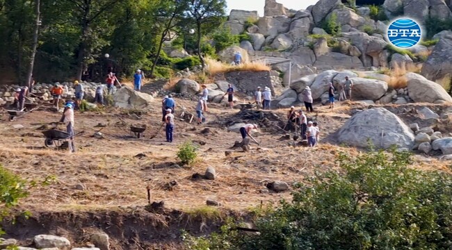 Голямата цел на проучванията на Перперикон през тази година е да свържем Акропола с базиликата от V-VI век, обяви проф. Николай Овчаров