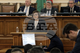 Парламент - заседание - Корнелия Нинова