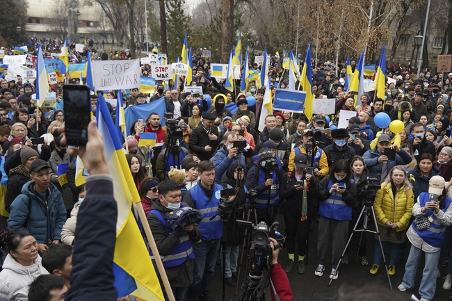 Руската полиция е задържала над 1015 души по време на антивоенни протести в 29 руски града, според правозащитна организация