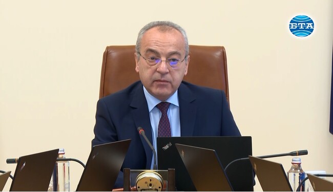 Не губете връзката си с хората и търсете решенията, които реално подобряват живота им, обърна се служебният премиер Гълъб Донев към министрите