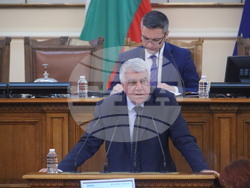 Снимка: Пресцентър БСП - Румен Гечев от парламентарната трибуна.