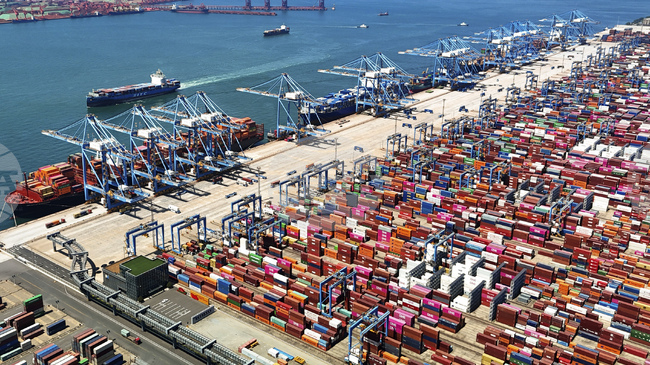 Очаква се данните за износа на Китай през ноември да отчетат възстановяване благодарение на облекчаването на търговските отношения със САЩ