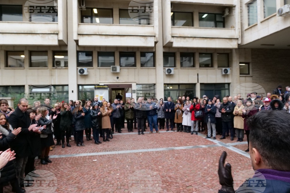 Служители на МВнР хвърлиха жълти стотинки в знак на протест с искане за достойно заплащане