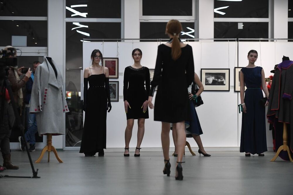 С изложба и модно ревю студенти и преподаватели от ЮЗУ „Неофит Рилски“ отбелязаха 30 години от създаването на специалност „Педагогика на обучението по изобразително изкуство“ и 25 години специалност „Мода“