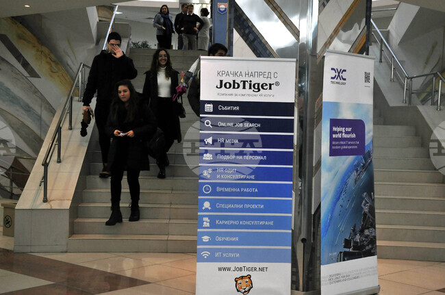 Обявите за работа у нас намаляват през юли с 12 процента на месечна база, отчита специализиран сайт