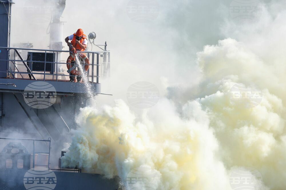 Пожар избухна на товарен кораб на турско пристанище