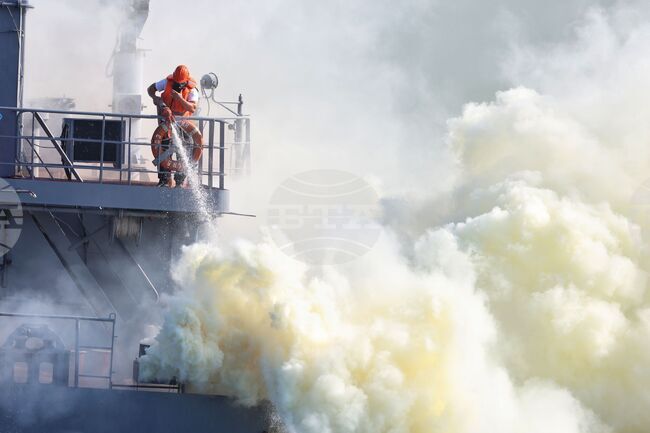 Пожар избухна на товарен кораб на турско пристанище