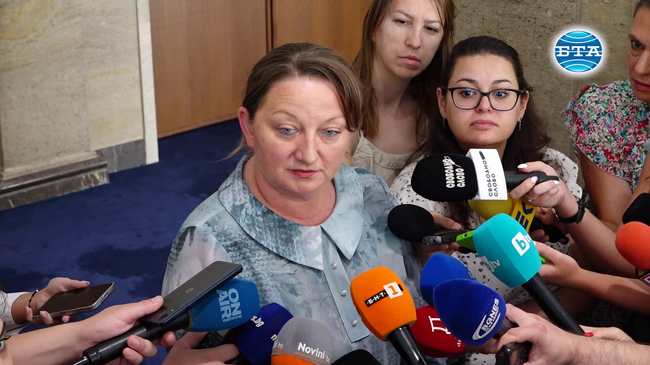 По-честното решение си остават изборите, каза Деница Сачева и напомни, че позицията на ГЕРБ за втория и третия мандат остава непроменена