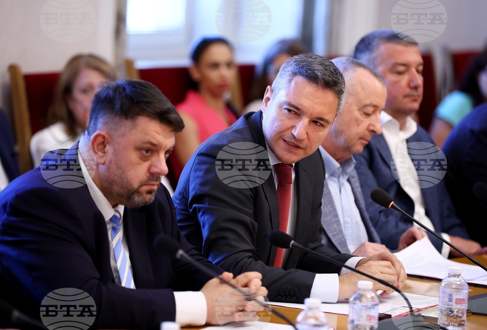 С кръгла маса, организирана от БСП, беше отбелязана 33-годишнината от приемането на Конституцията на България