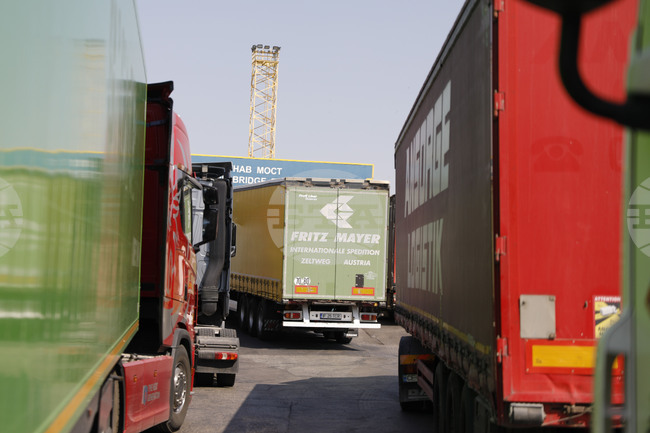 Интензивен е трафикът от леки автомобили и камиони на "Дунав мост" при Русе