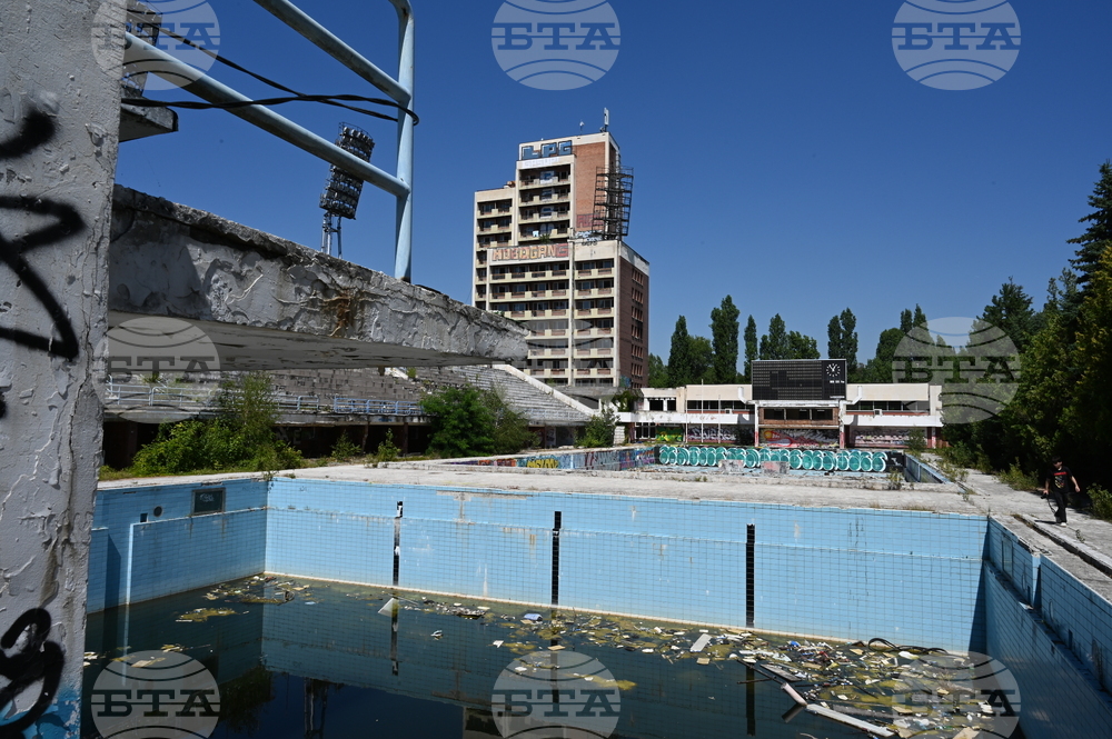 Изоставен плувен комплекс - разруха