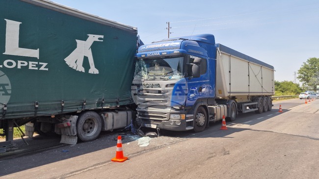 Два камиона са се блъснали край Разград, няма пострадали, съобщиха от полицията