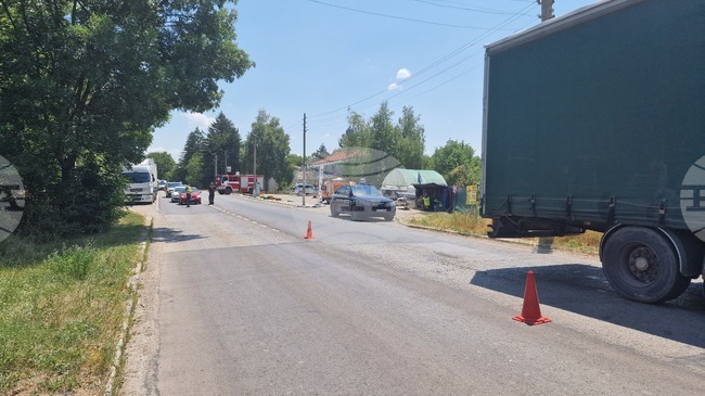 Заради катастрофа между лек и товарен автомобил временно е затворен пътният участък между разградските села Ушинци и Каменар