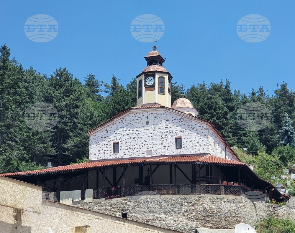 Продължава обновяването на храм „Свети Георги“ в Белица с ремонтни дейности на купола, каза отец Николай