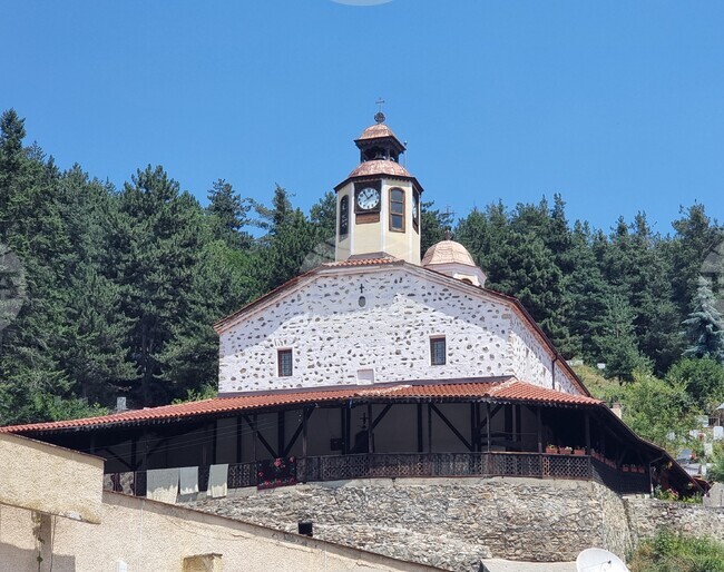 Продължава обновяването на храм „Свети Георги“ в Белица с ремонтни дейности на купола, каза отец Николай