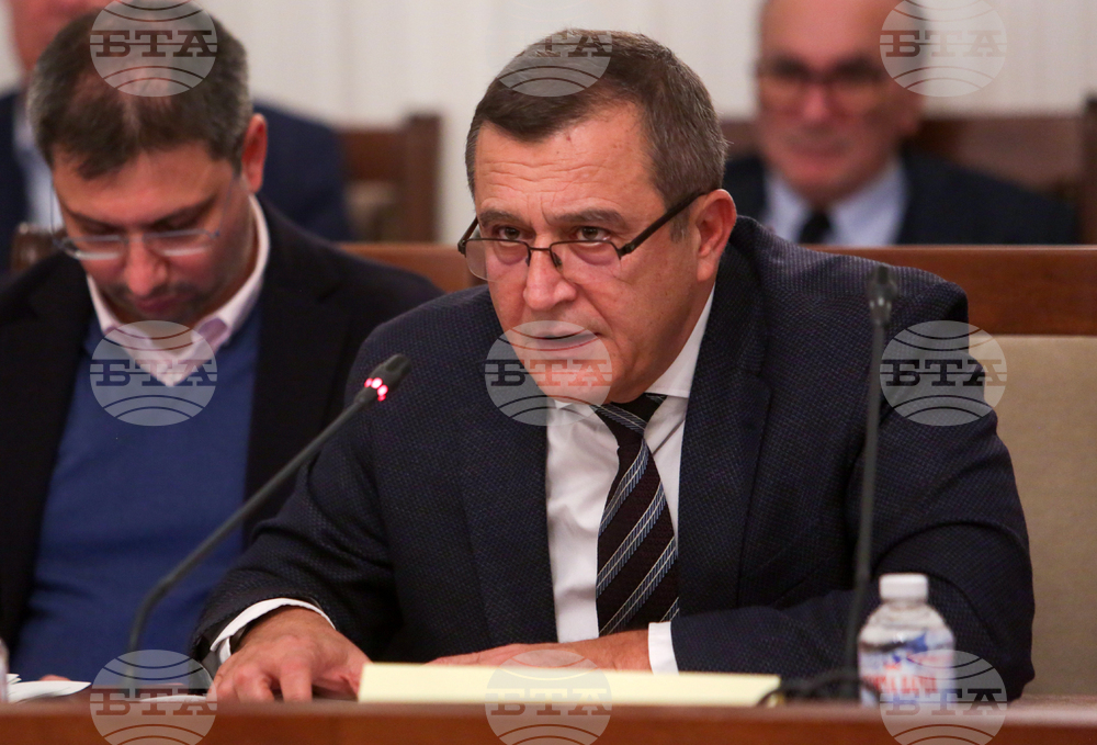 Възможно е в паралелките с професионална подготовка да се засили езиковото обучение, каза образователният министър проф. Сашо Пенов