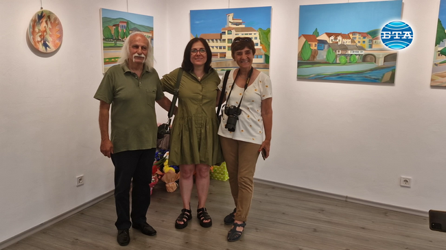 Изложба на художниците Енчо и Василена Ганковски е подредена в троянската галерия „Серякова къща“
